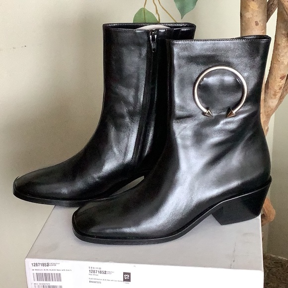 Dorateymur Black Leather ankle boot - Picture 2 of 5
